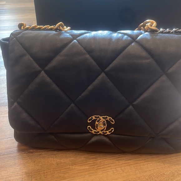2021 Chanel 19 in Black. Very good condition - Picture 2 of 12